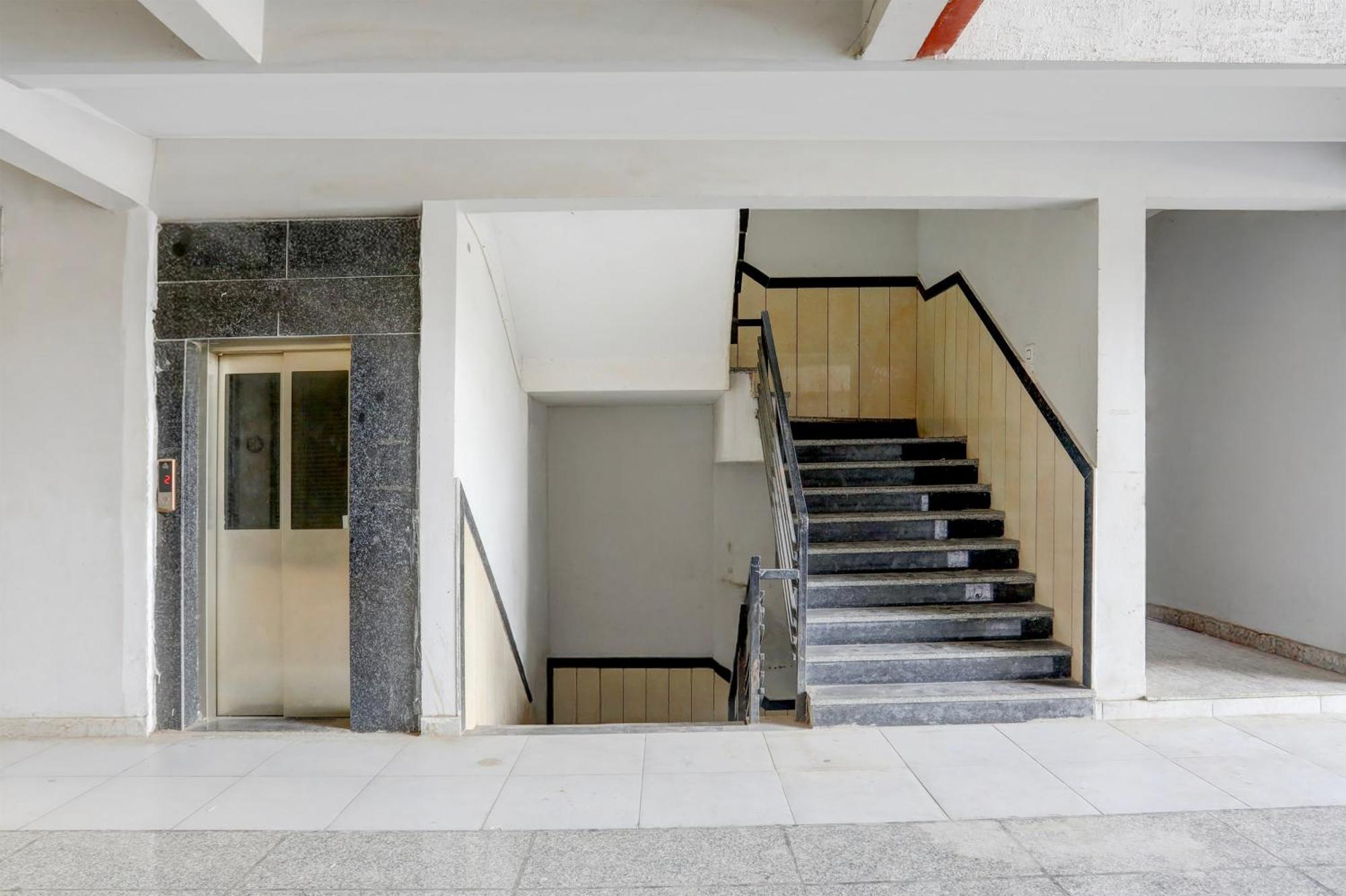 Super Townhouse Ambaji Formerly Hotel Kardhar Inn Экстерьер фото