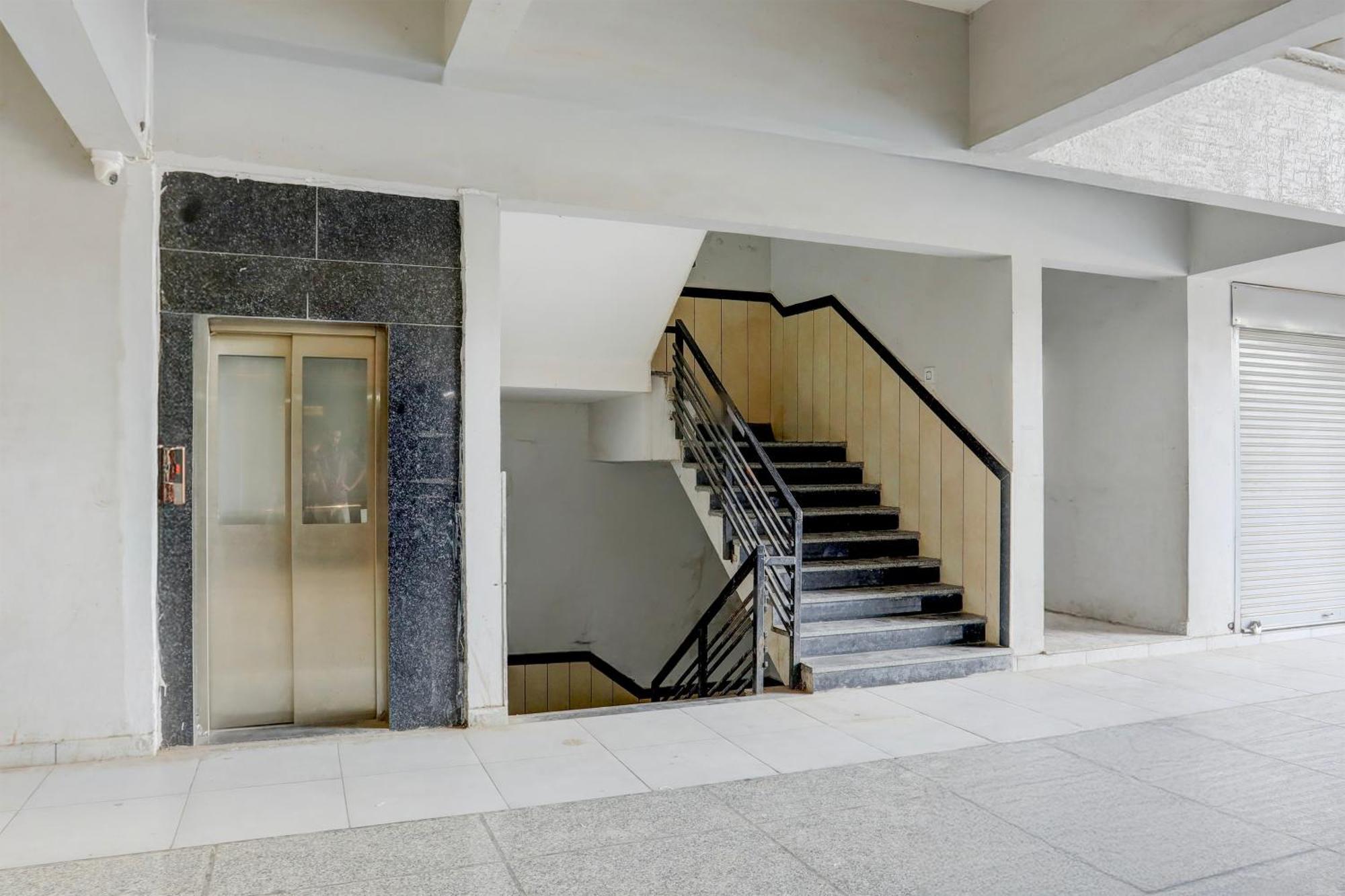 Super Townhouse Ambaji Formerly Hotel Kardhar Inn Экстерьер фото