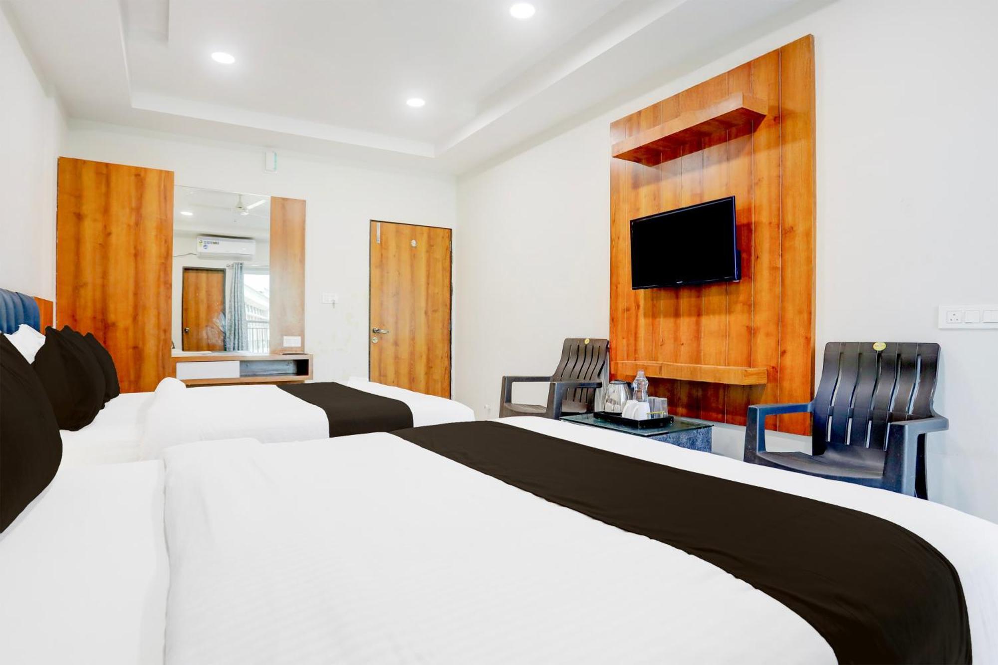 Super Townhouse Ambaji Formerly Hotel Kardhar Inn Экстерьер фото