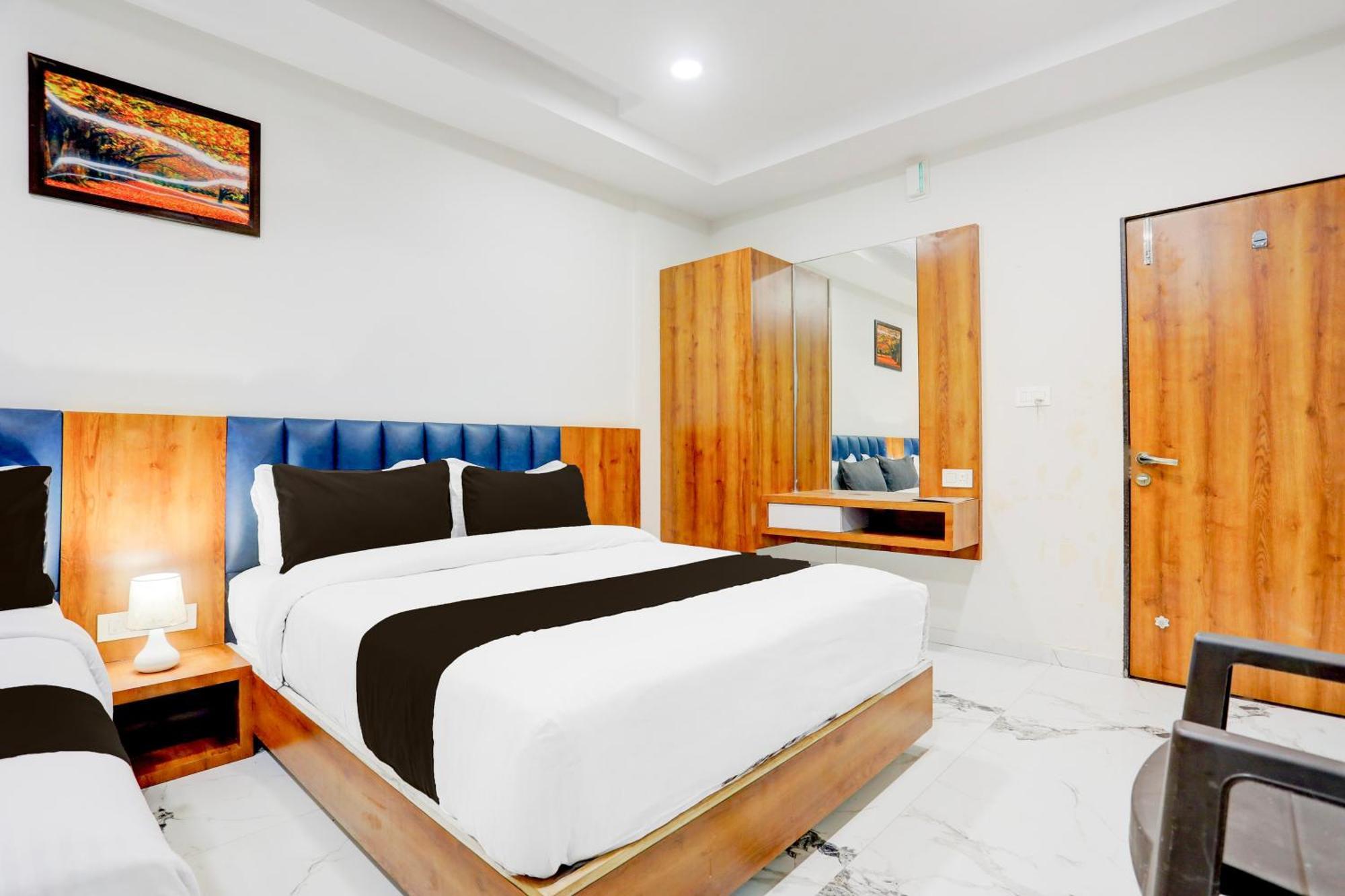 Super Townhouse Ambaji Formerly Hotel Kardhar Inn Экстерьер фото