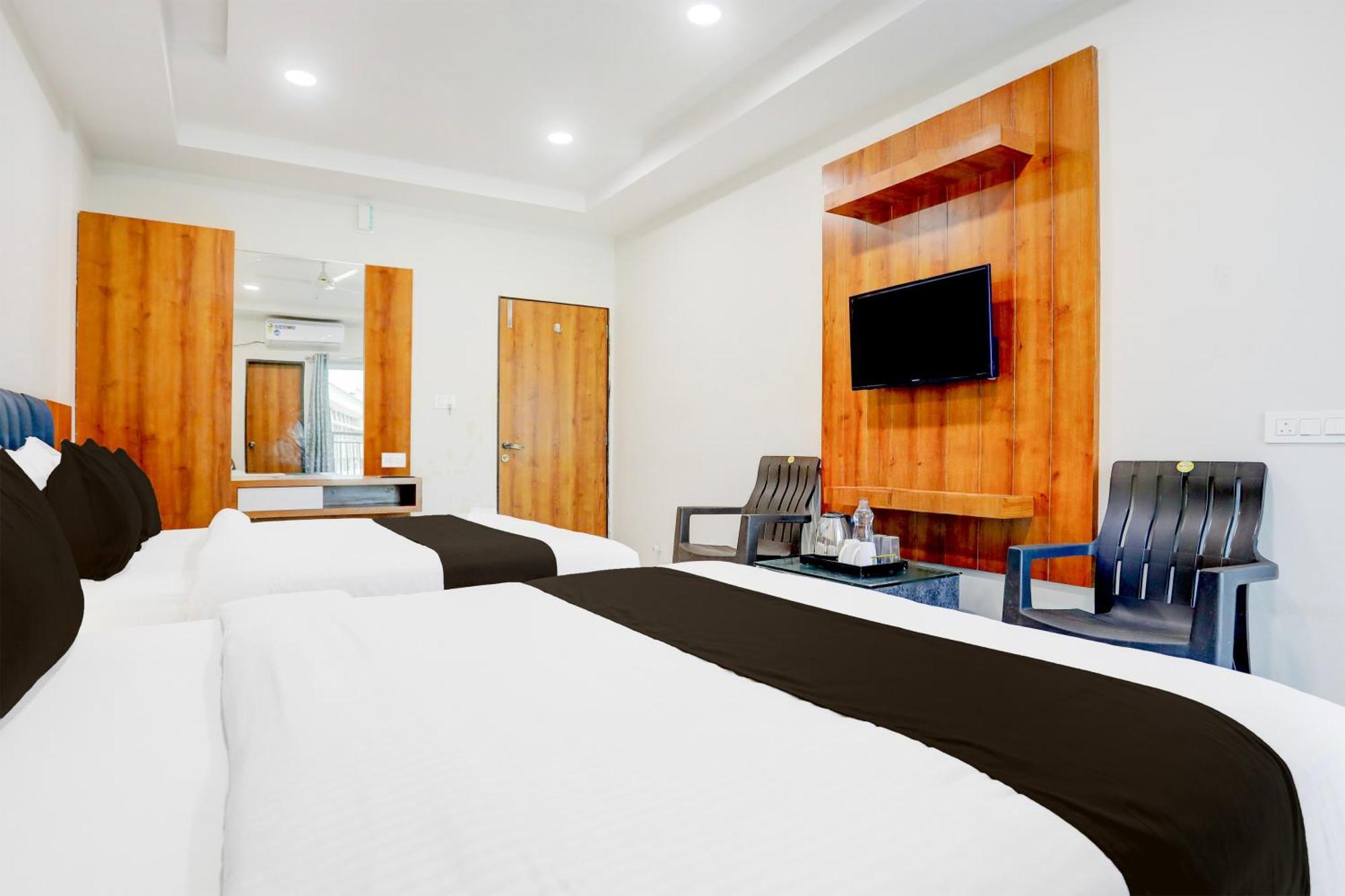 Super Townhouse Ambaji Formerly Hotel Kardhar Inn Экстерьер фото