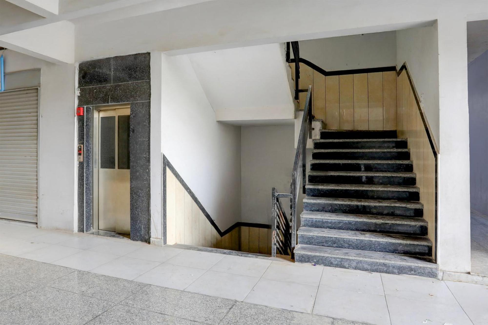 Super Townhouse Ambaji Formerly Hotel Kardhar Inn Экстерьер фото
