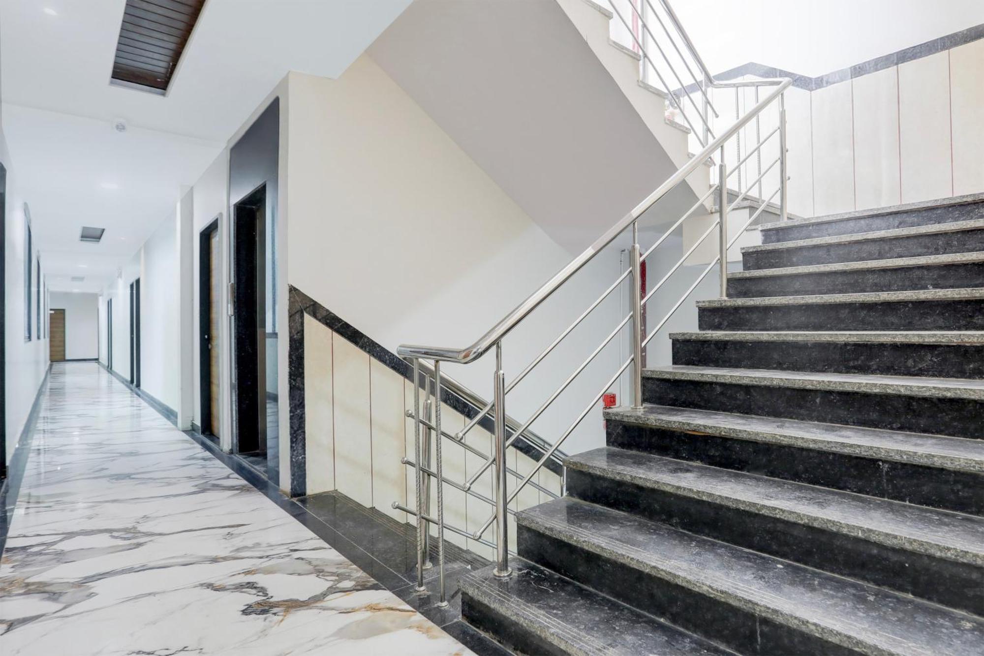 Super Townhouse Ambaji Formerly Hotel Kardhar Inn Экстерьер фото