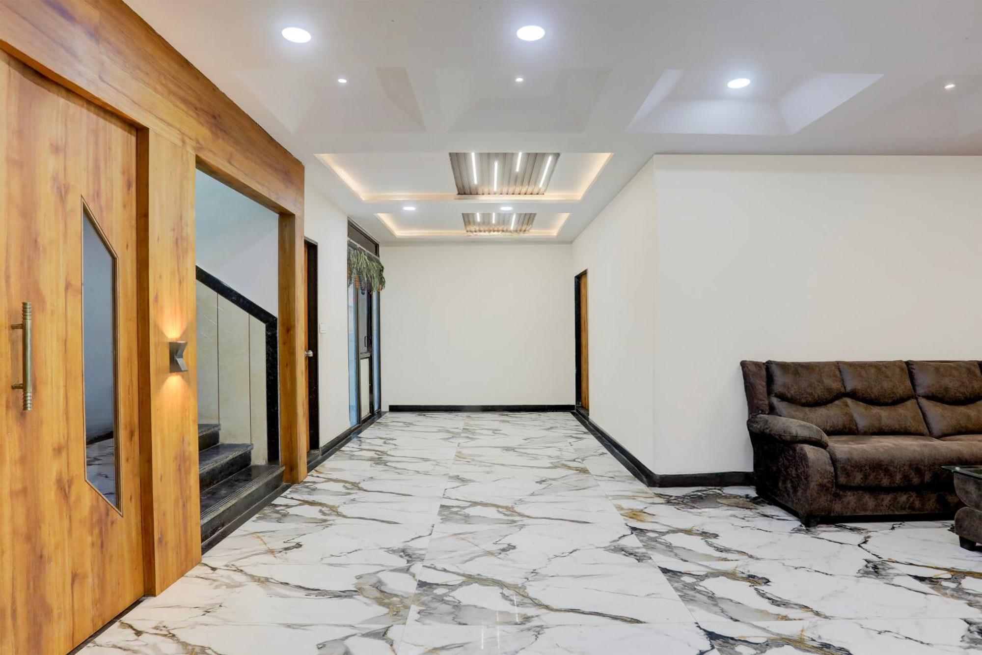 Super Townhouse Ambaji Formerly Hotel Kardhar Inn Экстерьер фото